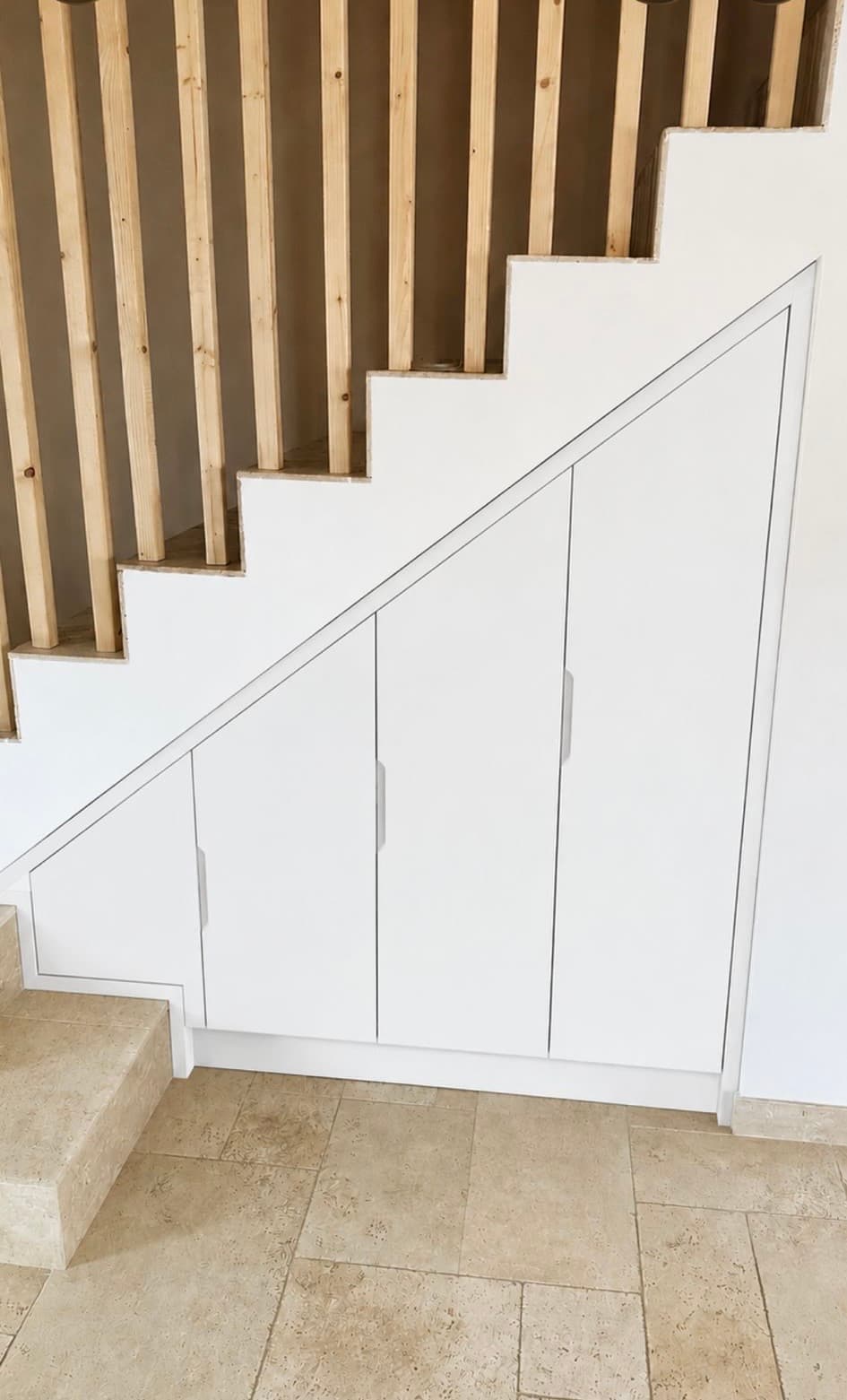 Rénovation maison à Montreuil — menuiserie sur mesure placard sous escalier — DAS Batiment